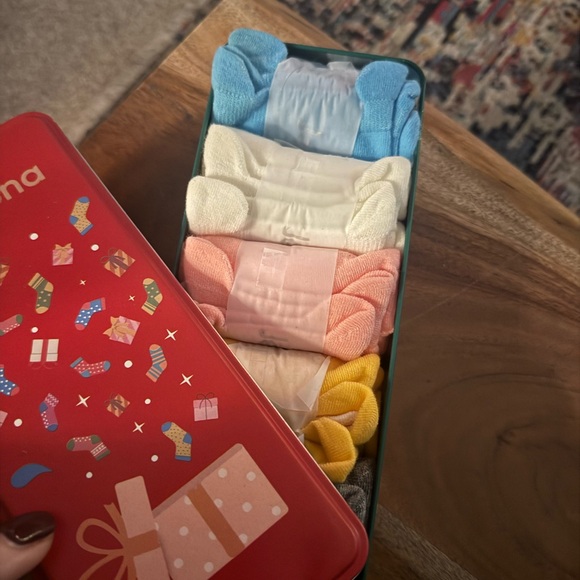 Cat Face Socks Set in tin NWT - Picture 3 of 3